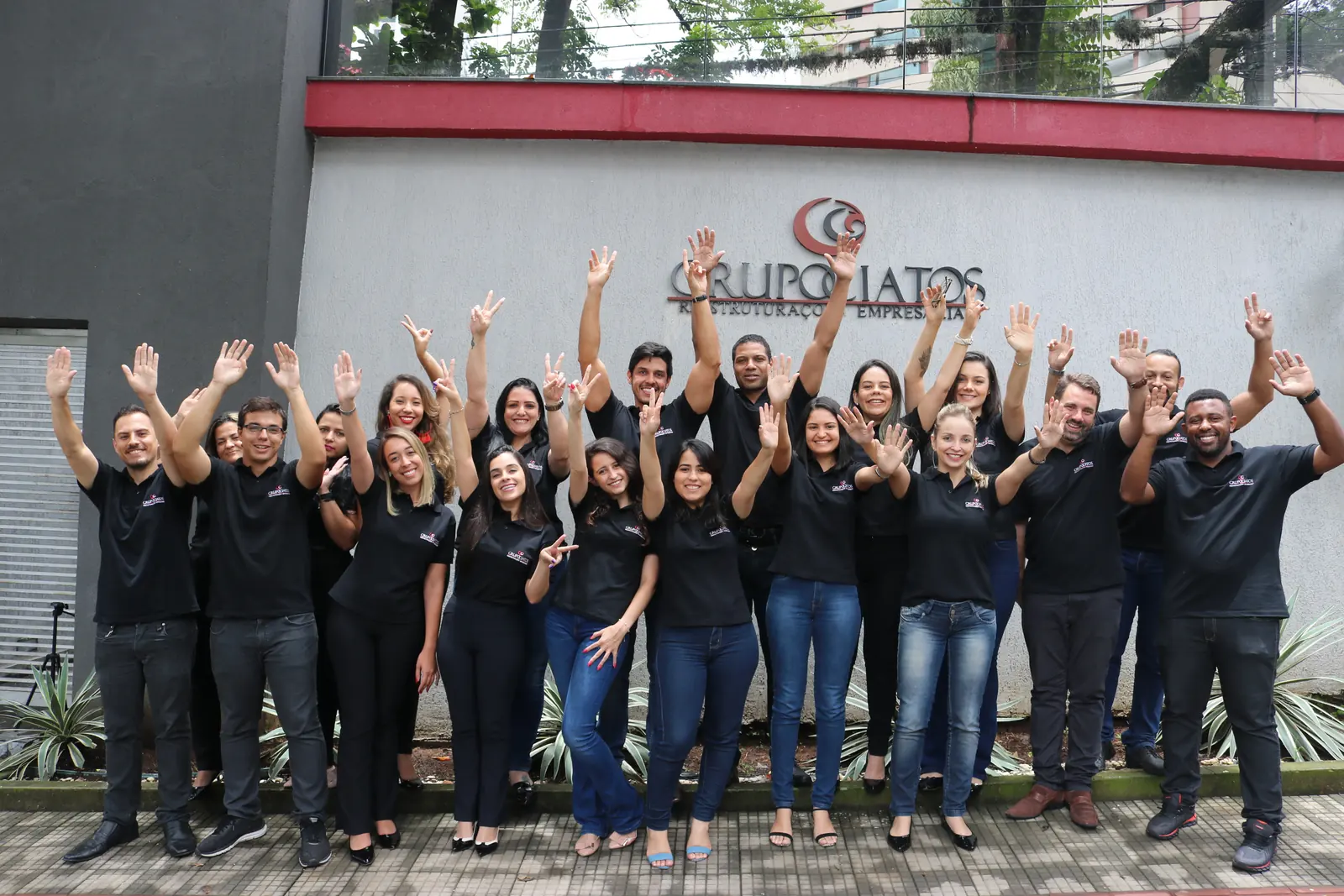 Equipe do Grupo Ciatos reunida em frente à sede